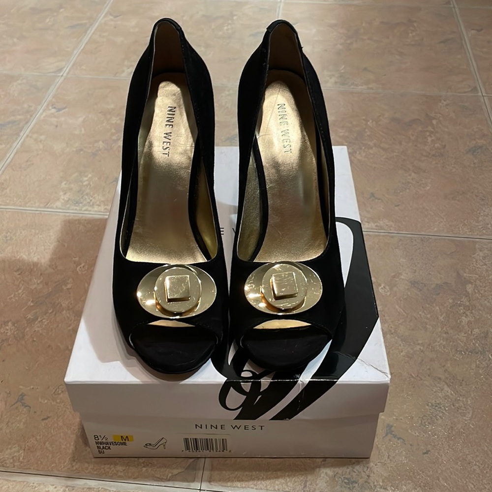 Nine West women’s open toe pumps in size 8 1/2 M. Color is black with gold.